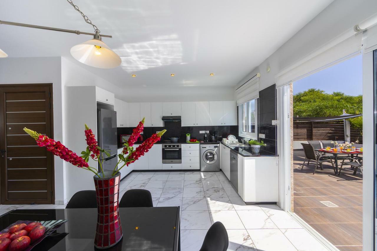 Protaras Villa Hollywood ภายนอก รูปภาพ